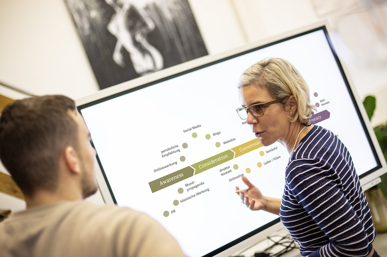 Anita Fiechter der Kommunikationsagentur diffrent digital erklärt an einem Screen die Customer Journey.