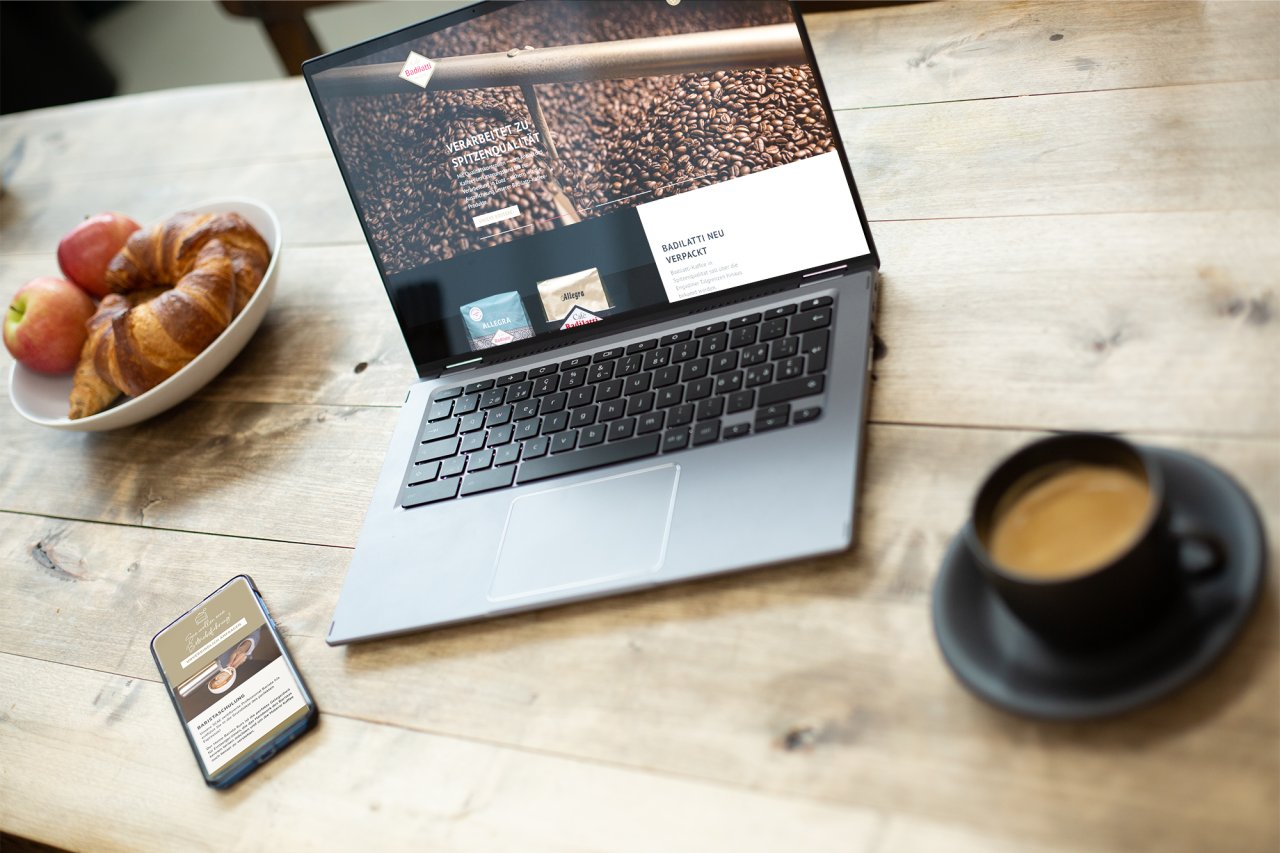 Die Badilatti Website auf einem Laptop. Daneben liegt ein Smartphone mit der Badilatti Site auf dem Screen.