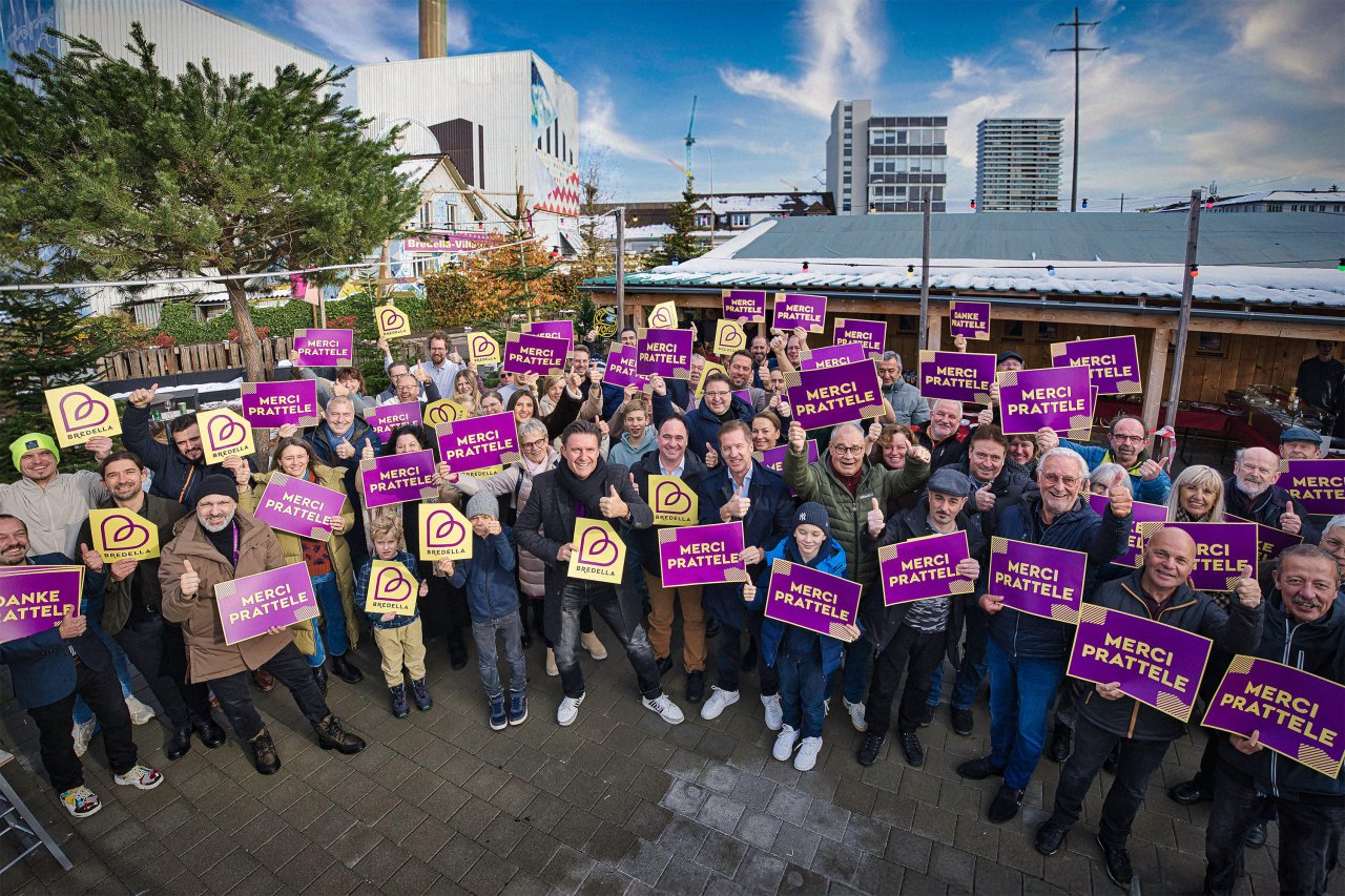 Gruppenfoto im Bredella Village mit Dankesplakaten am Tag der Abstimmung von JA zu Bredella West.