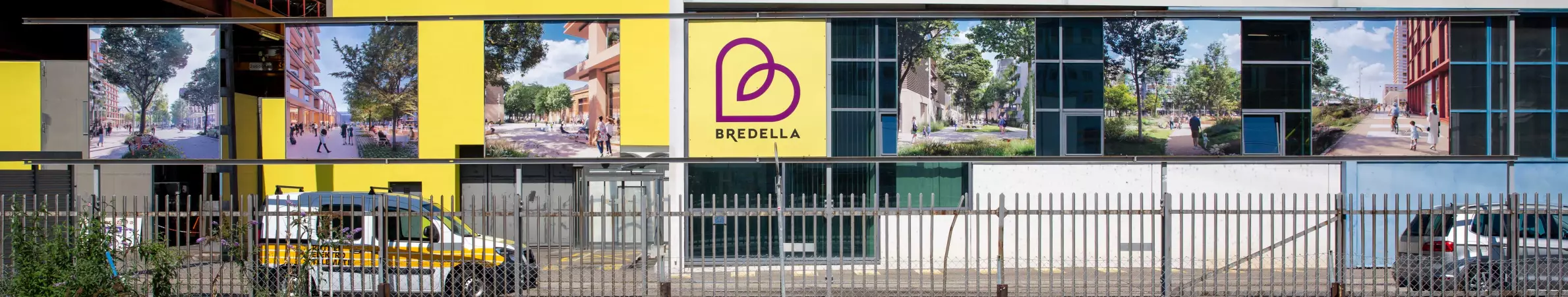 Blick vom Bahnhof Pratteln in Richtung Bredella Areal. Über dem Arealzaun sind 6 Zukunftsvisualisierungen des Areals und das Bredella Logo auf einzelenen zwei mal zwei Meter Schildern zu sehen.