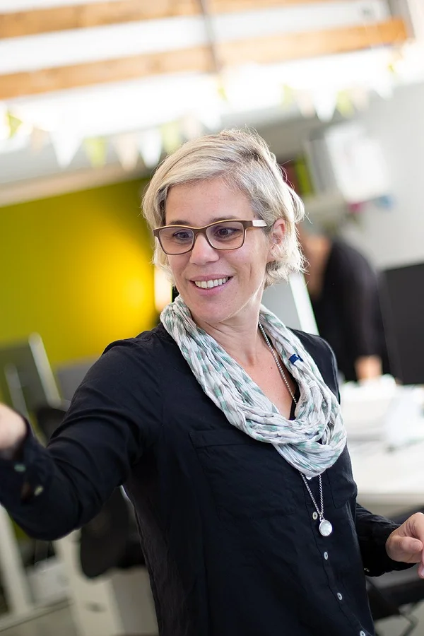 Anita zeigt einer Kollegin etwas am Bildschirm