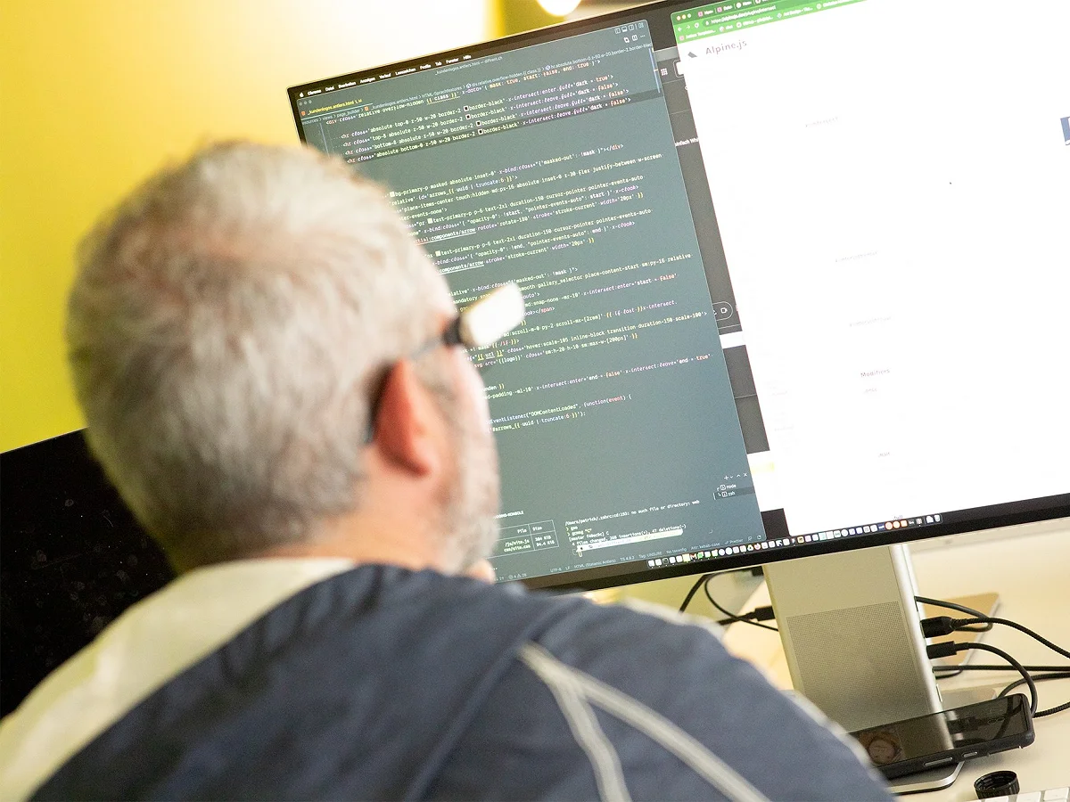 Patrick programmiert am Bildschirm mit geöffnetem Code-Editor