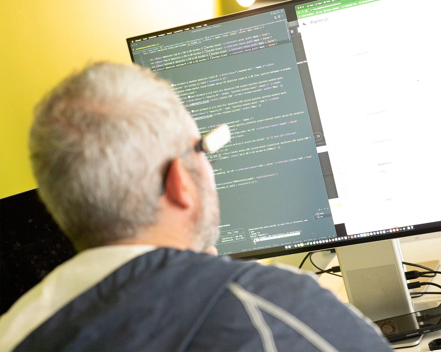 Patrick programmiert am Bildschirm mit geöffnetem Code-Editor