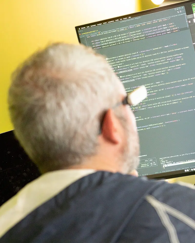Patrick programmiert am Bildschirm mit geöffnetem Code-Editor