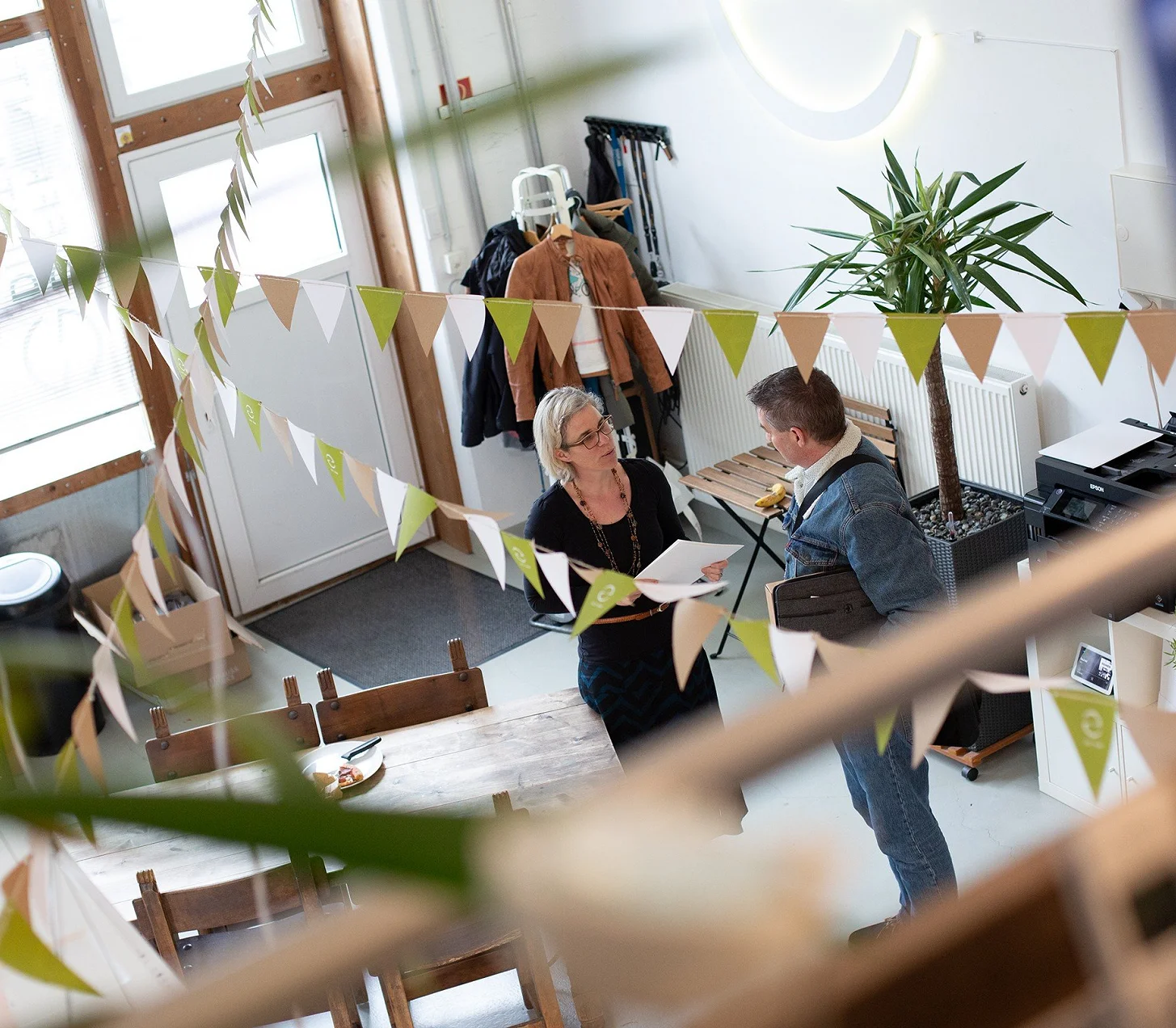 Kundengespräch im Studio, von oben durch die Wimpelketten fotografiert