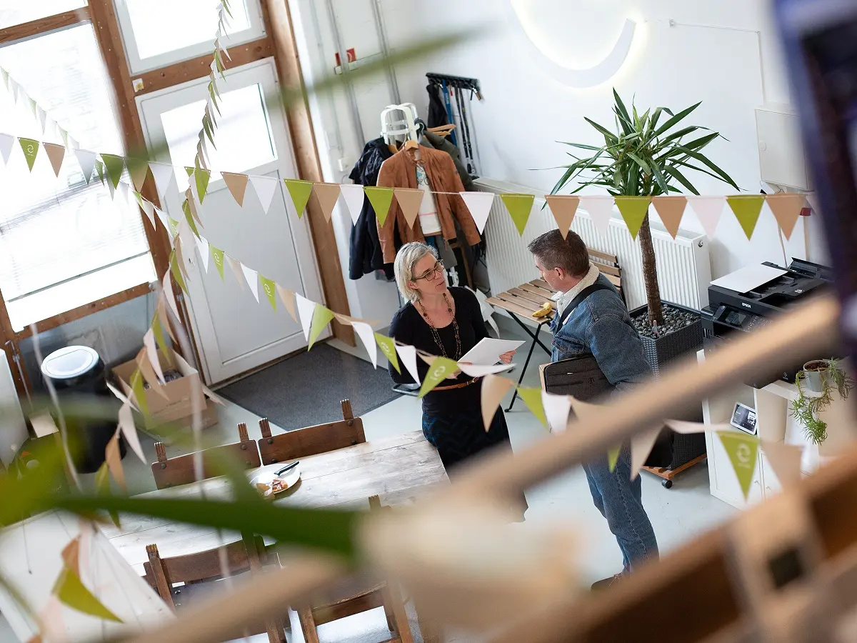 Kundengespräch im Studio, von oben durch die Wimpelketten fotografiert