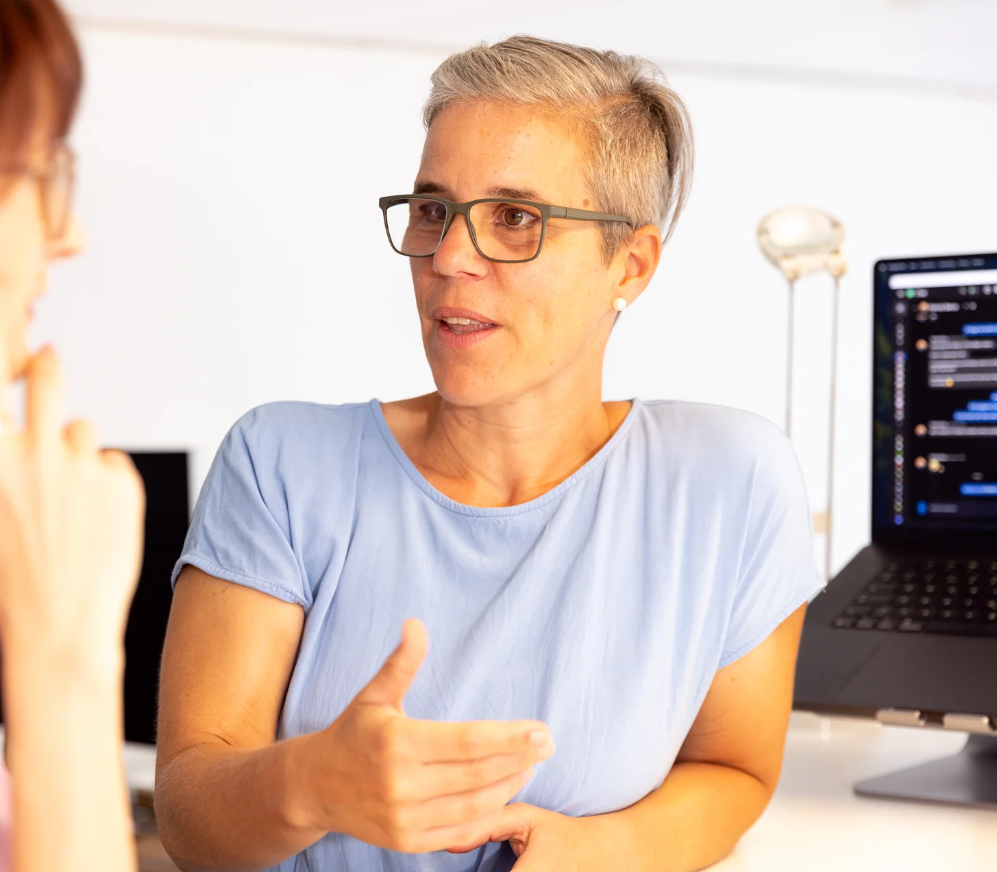Anita erklärt etwas im Gespräch mit Hanna am Arbeitsplatz