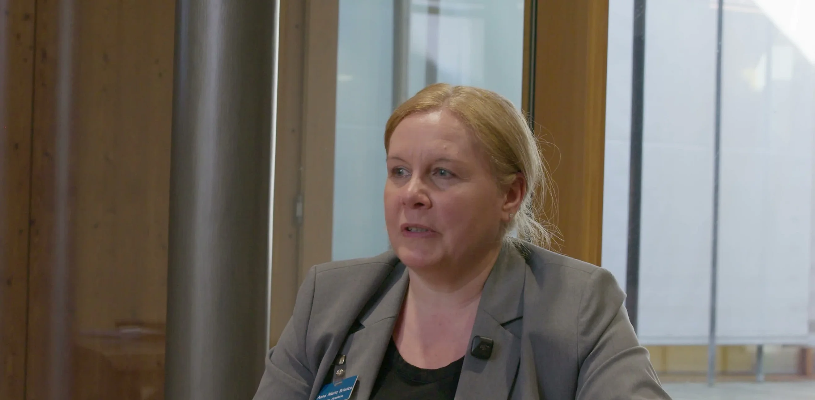 Mitarbeiterin von Bardusch im Interview vor einer Glasfassade