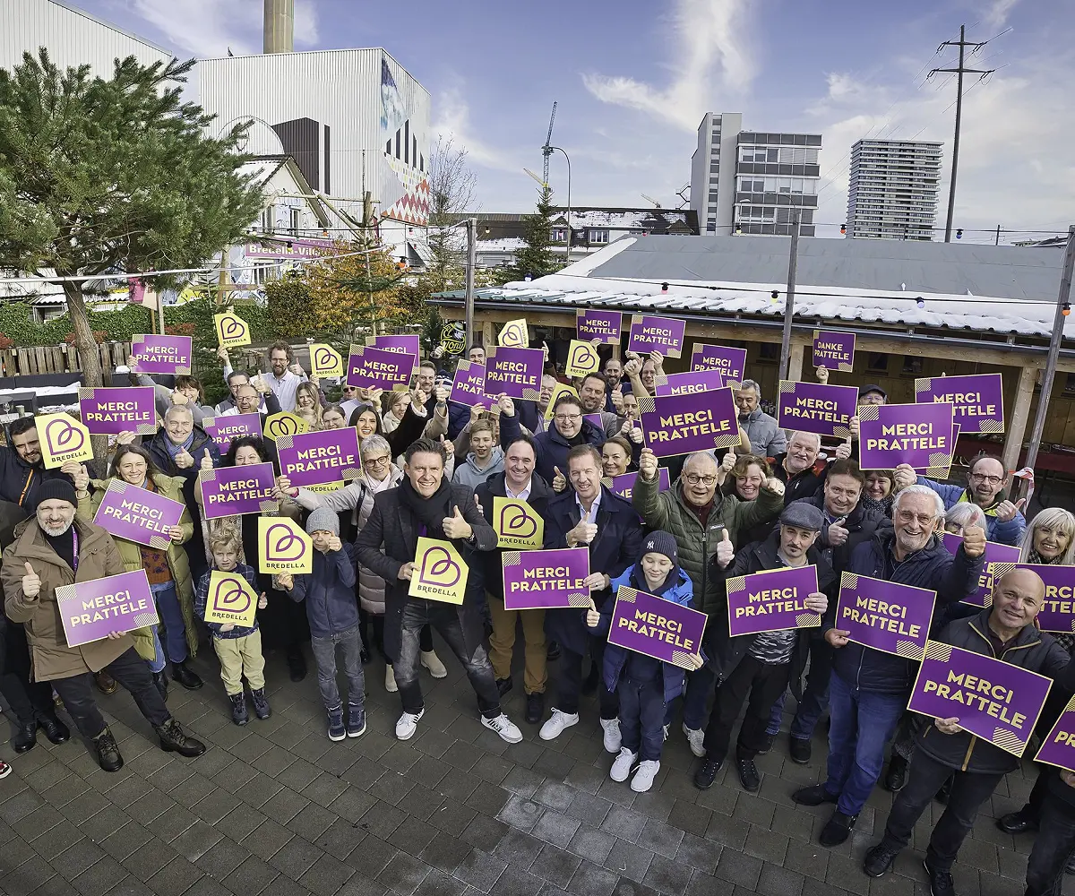 Gruppenbild nach der Abstimmung: rund vierzig Menschen halten Schilder mit «Merci Prattele» und «Danke Prattele» hoch. Foto Marc Gilgen