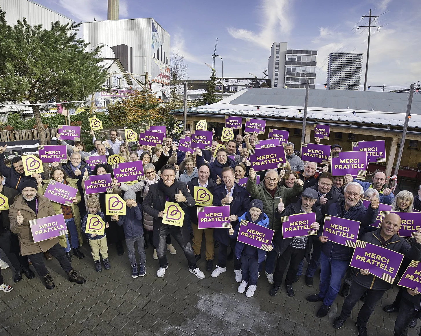 Gruppenbild nach der Abstimmung: rund vierzig Menschen halten Schilder mit «Merci Prattele» und «Danke Prattele» hoch. Foto Marc Gilgen