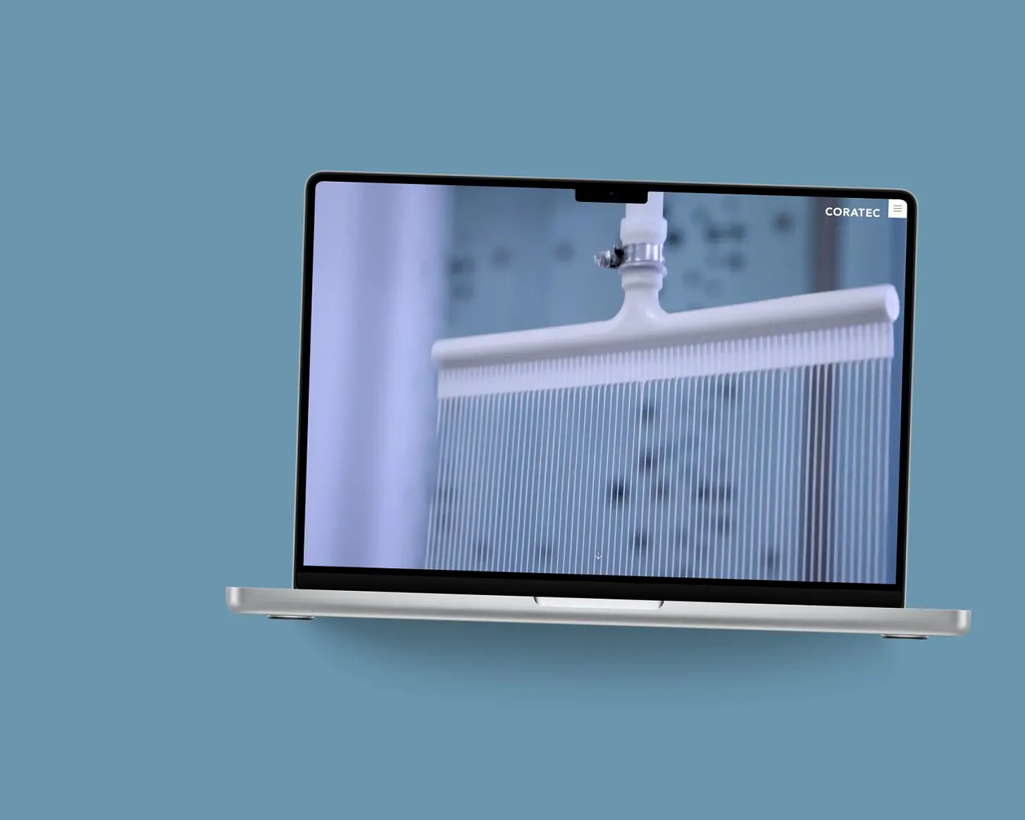 Startseite von Coratec AG auf einem MacBook, vor einer Fläche in der Kundenfarbe