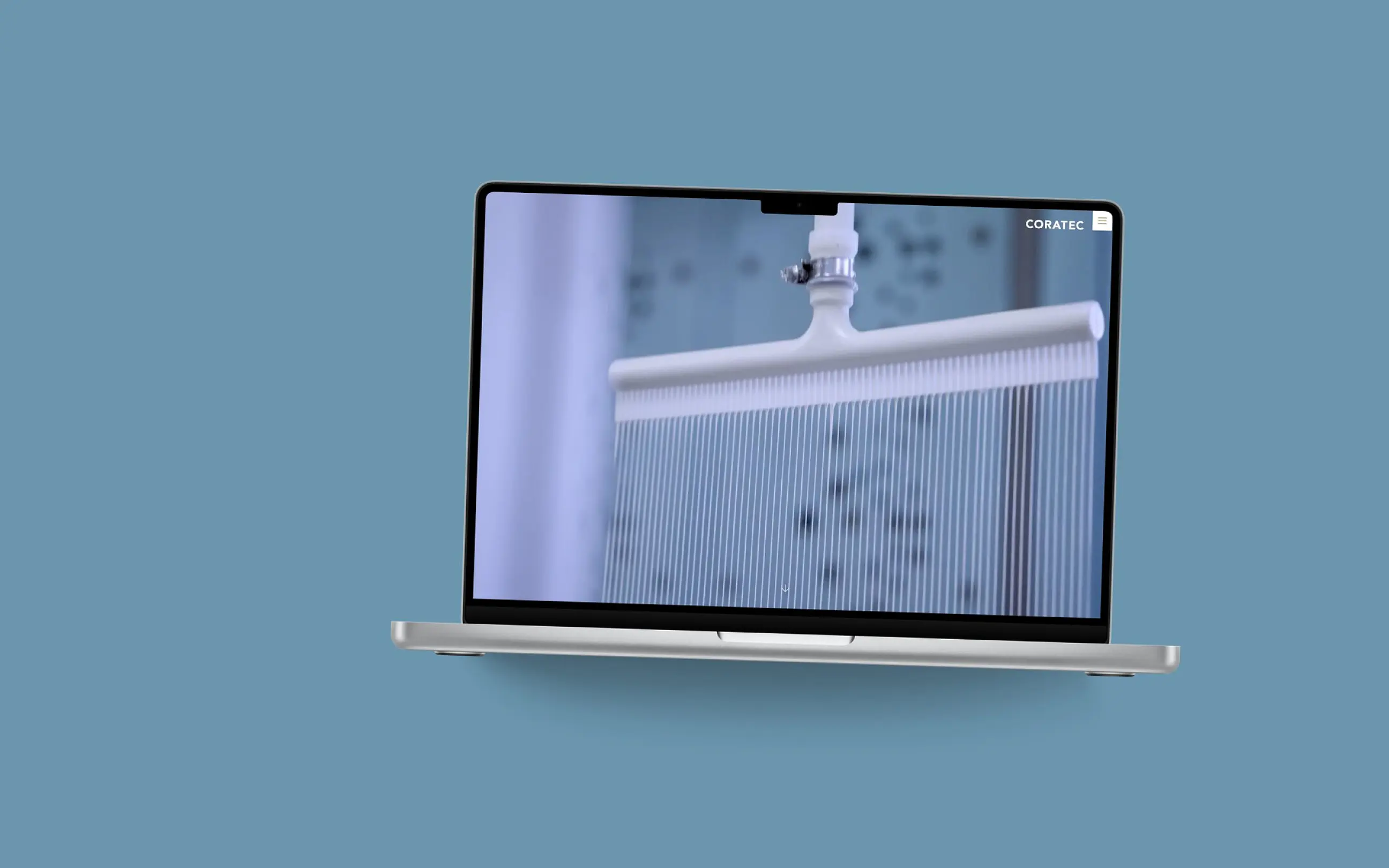 Startseite von Coratec AG auf einem MacBook, vor einer Fläche in der Kundenfarbe