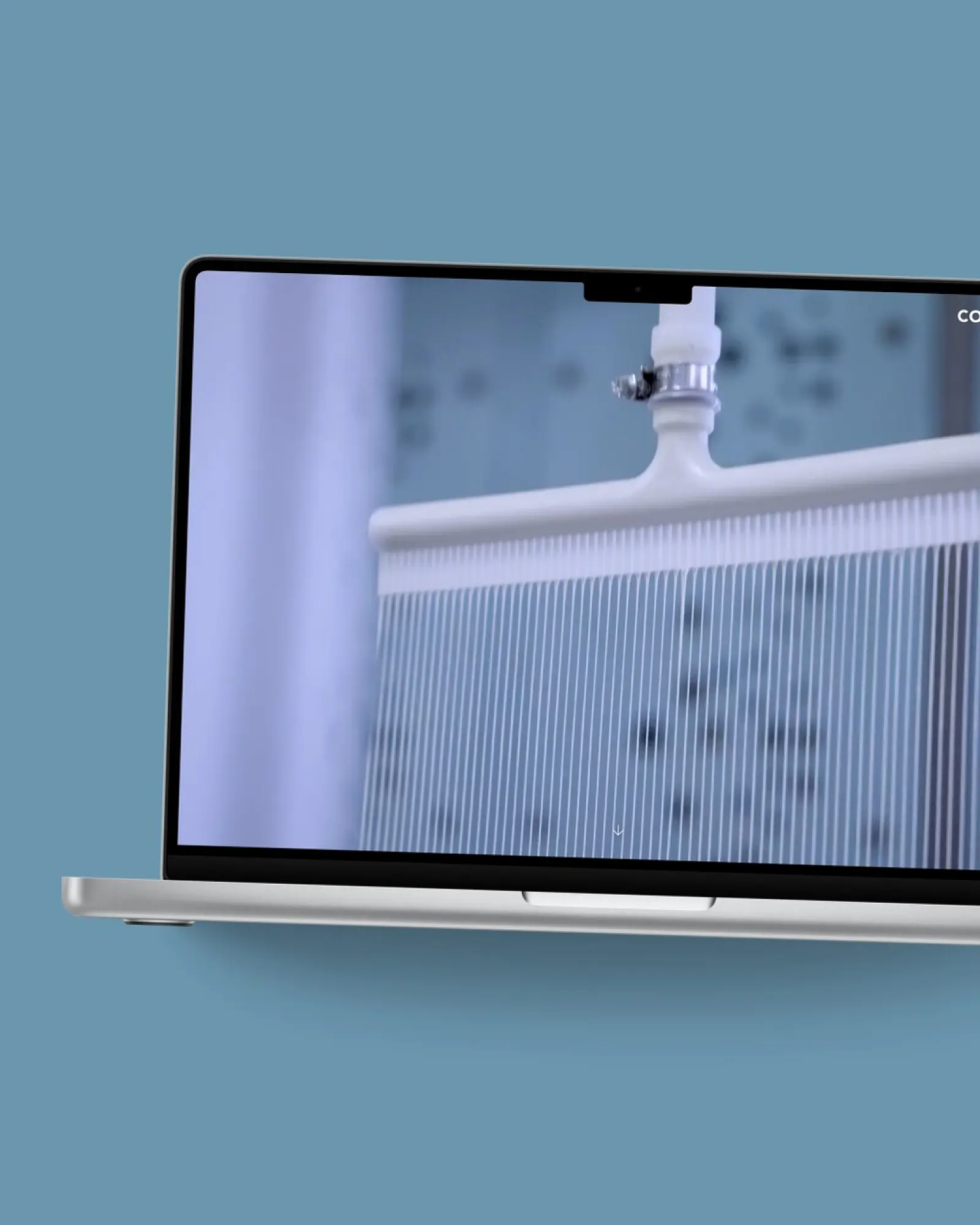 Startseite von Coratec AG auf einem MacBook, vor einer Fläche in der Kundenfarbe