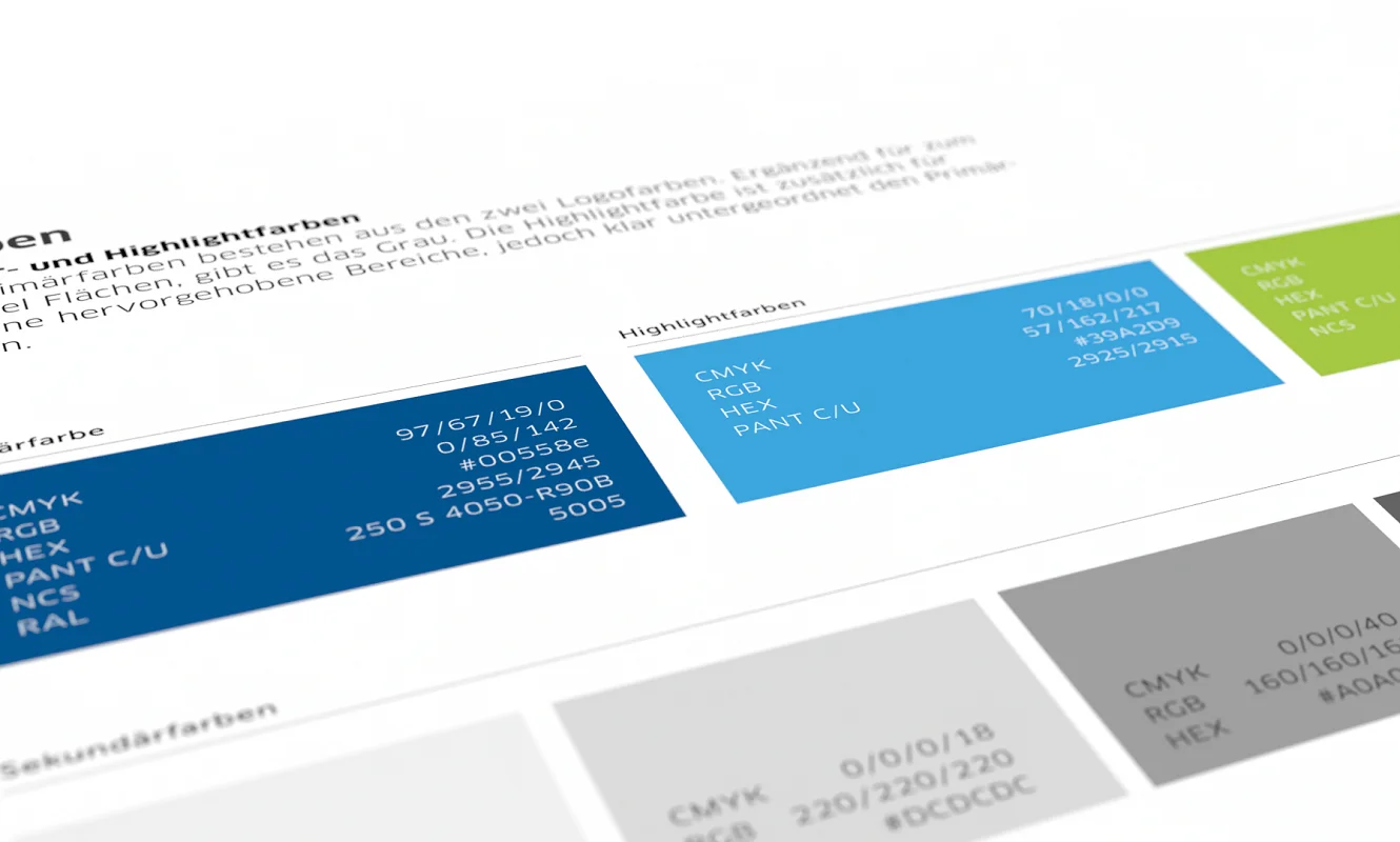 Farbseite der CTE-Gestaltungsrichtlinien: Primärblau, Highlightfarben und Grauabstufungen mit CMYK-, RGB- und HEX-Werten