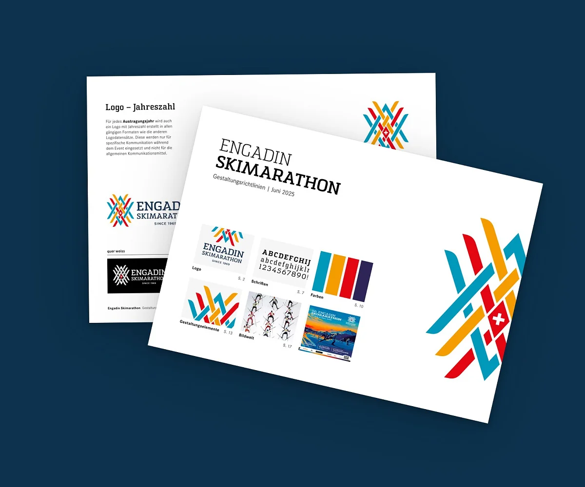 Zwei Blätter aus dem Corporate Design von ESM, aufgefächert auf der Kundenfarbe