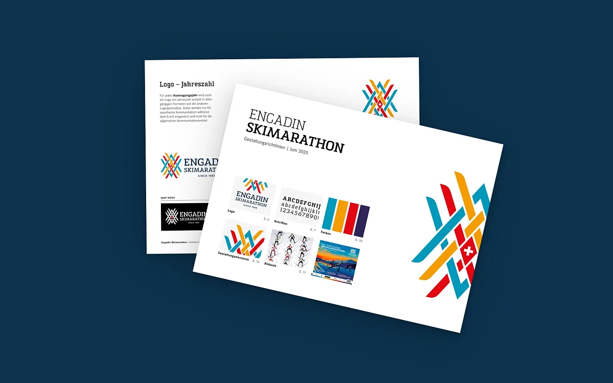 Zwei Blätter aus dem Corporate Design von ESM, aufgefächert auf der Kundenfarbe