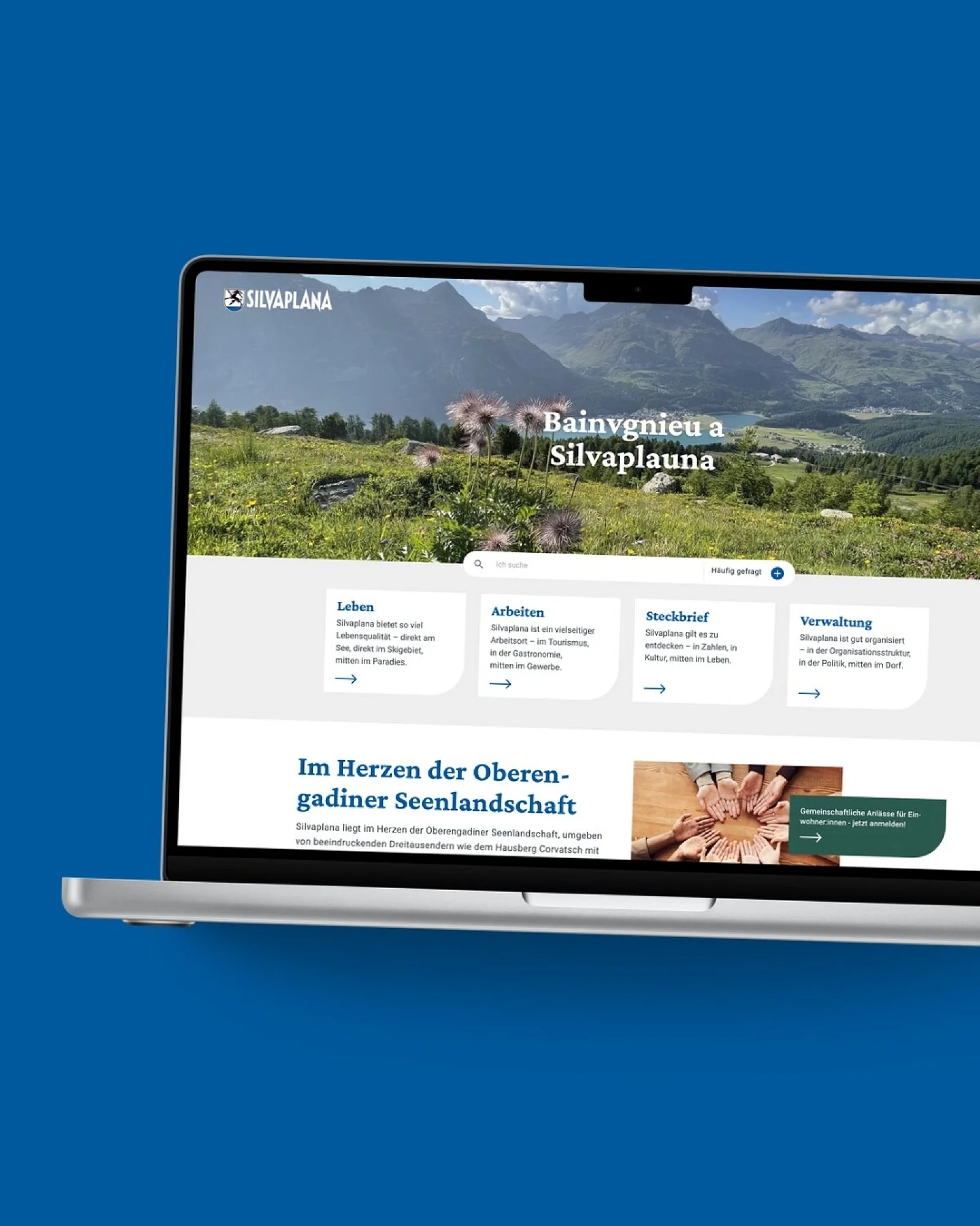 Startseite von Gemeinde Silvaplana auf einem MacBook, vor einer Fläche in der Kundenfarbe