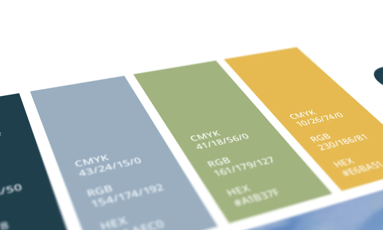 Angeschrägte Ansicht der GWERB7-Guidelines: die vier Farbfelder mit CMYK-, RGB- und Hex-Werten