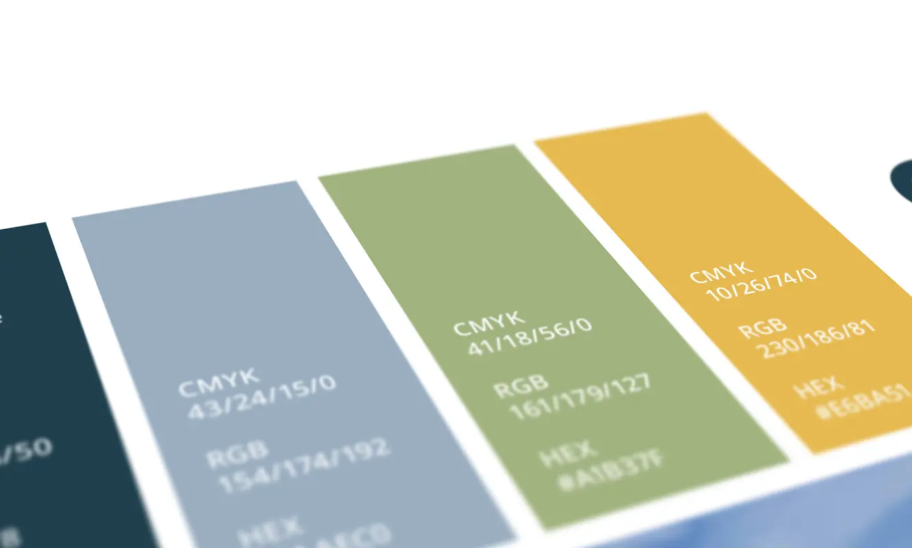 Angeschrägte Ansicht der GWERB7-Guidelines: die vier Farbfelder mit CMYK-, RGB- und Hex-Werten