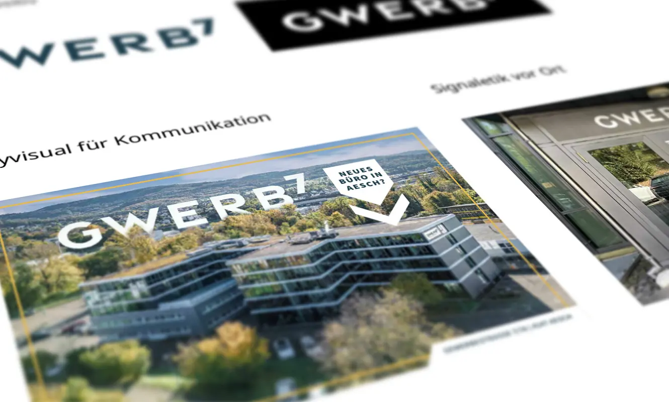 Angeschrägte Ansicht der GWERB7-Guidelines: Keyvisual für Kommunikation mit dem Störer «Neues Büro in Aesch?», daneben die Signaletik am Eingang