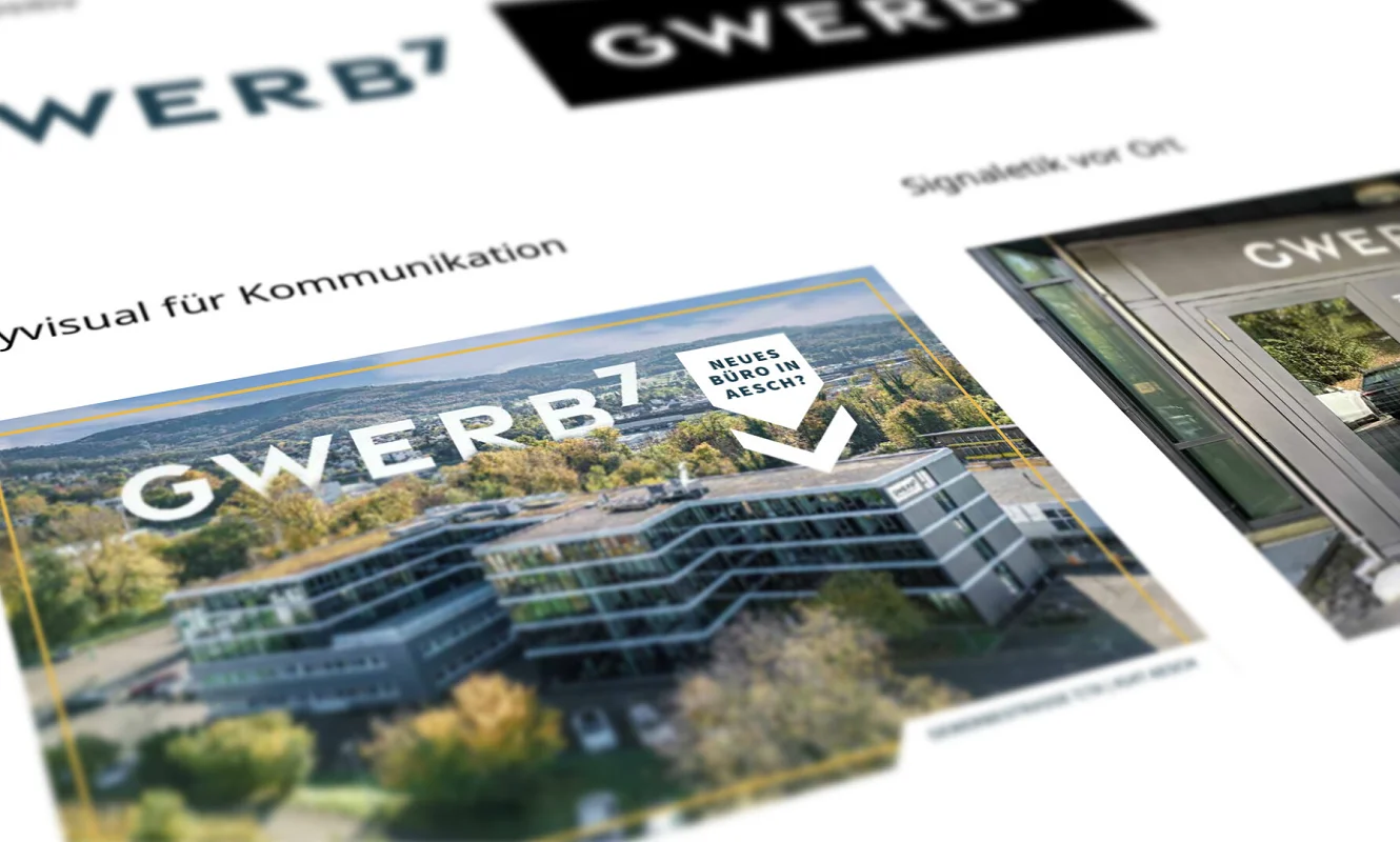 Angeschrägte Ansicht der GWERB7-Guidelines: Keyvisual für Kommunikation mit dem Störer «Neues Büro in Aesch?», daneben die Signaletik am Eingang