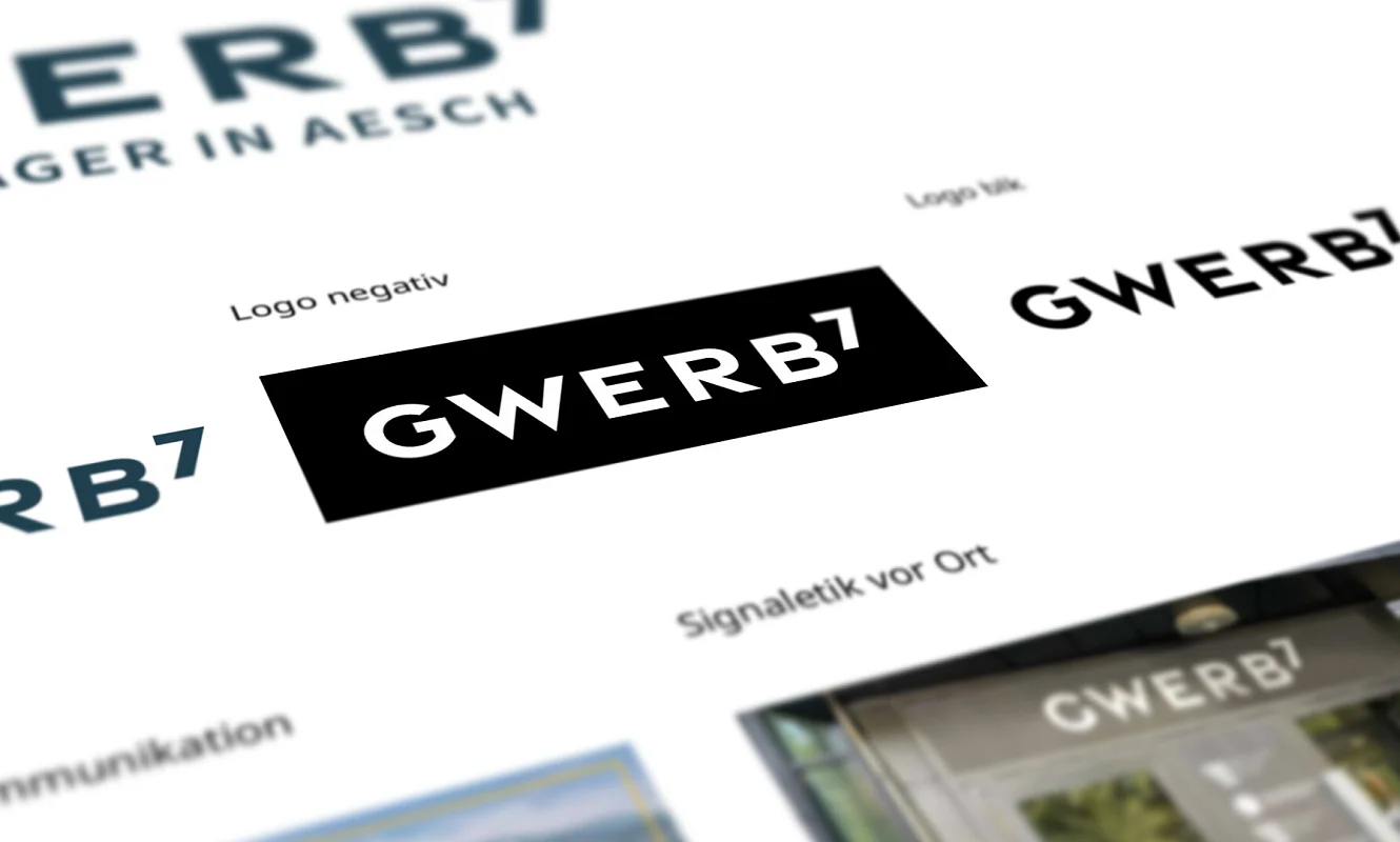 Angeschrägte Ansicht der GWERB7-Guidelines: Wortmarke mit Claim und die Logo-Varianten positiv, negativ und schwarz