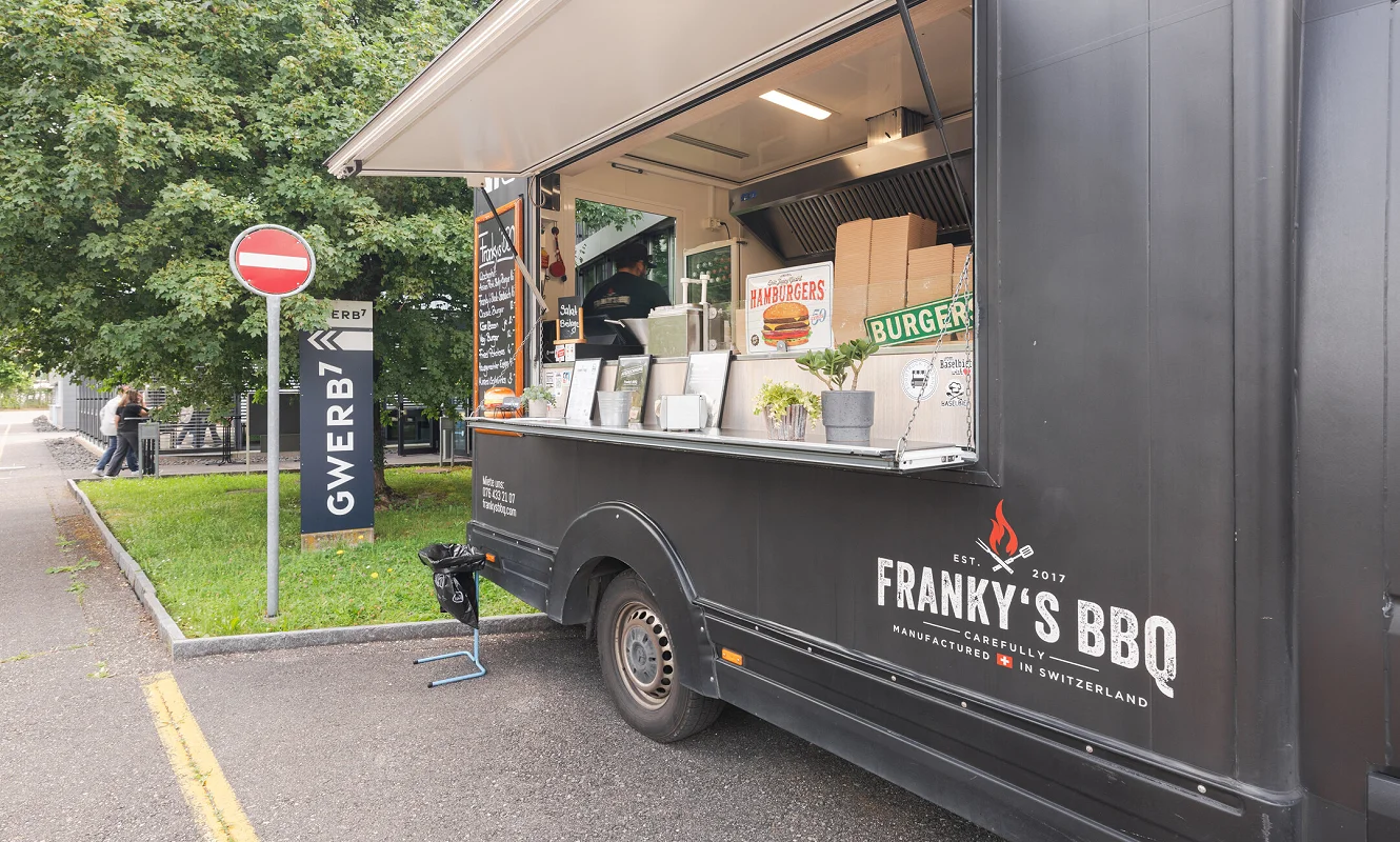 Foodtruck «Franky's BBQ» vor dem GWERB7 mit Speisekarte am Fenster