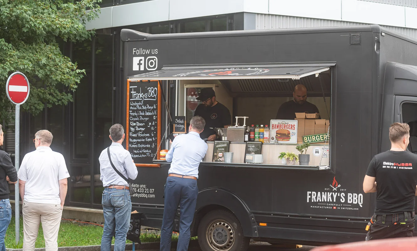 Gäste bestellen am Foodtruck «Franky's BBQ» vor dem GWERB7
