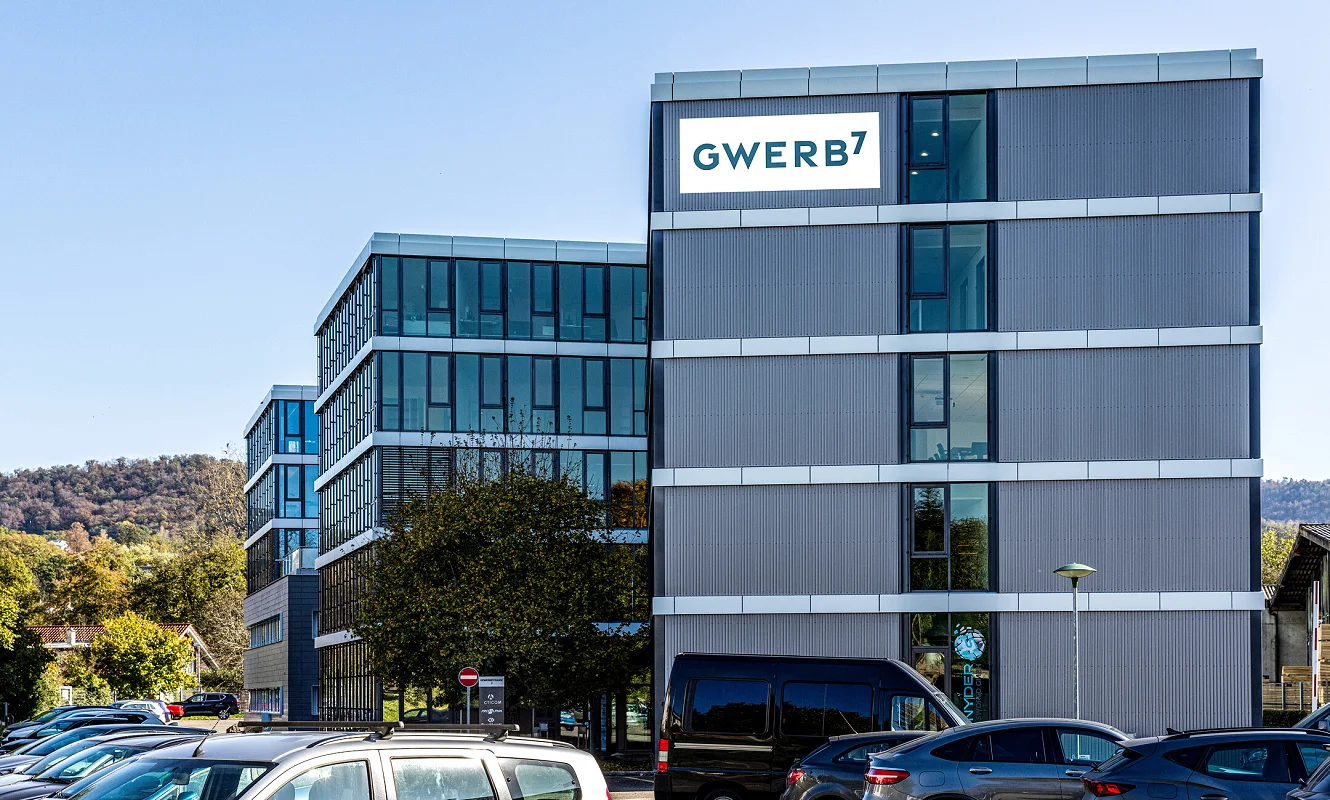 Fassade des GWERB7 mit Logotafel am obersten Stockwerk
