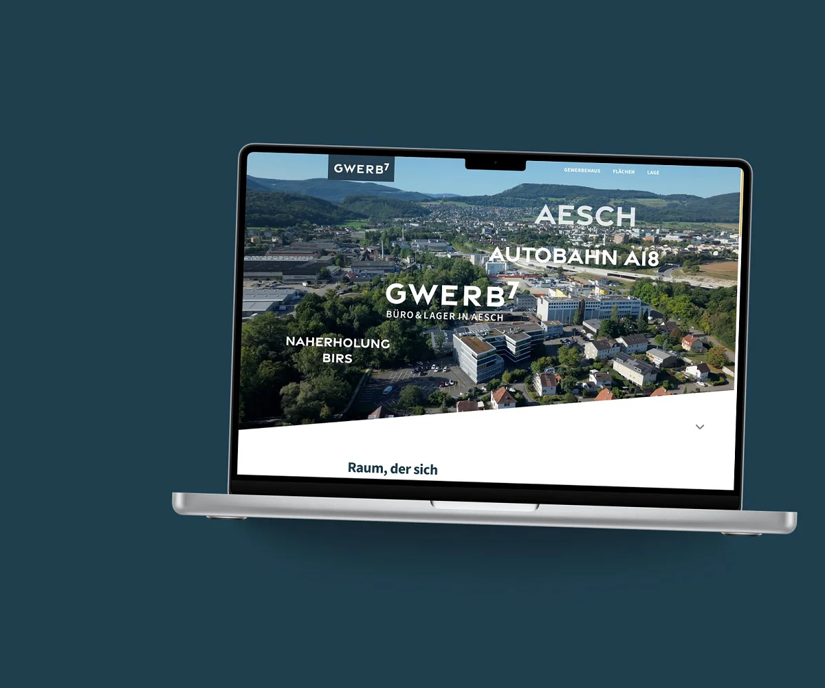 Startseite von GWERB7 auf einem MacBook, vor einer Fläche in der Kundenfarbe