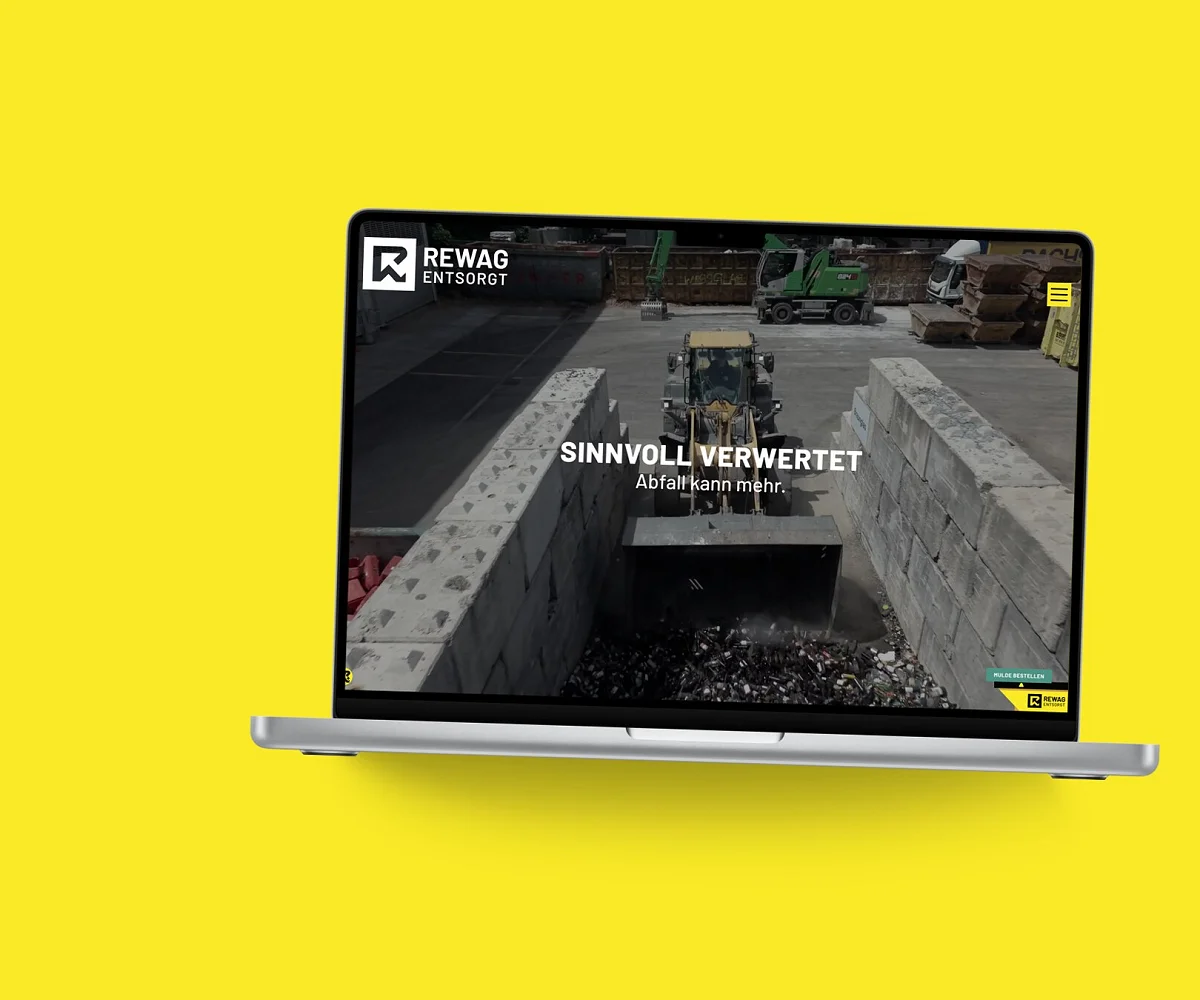Startseite von REWAG AG auf einem MacBook, vor einer Fläche in der Kundenfarbe