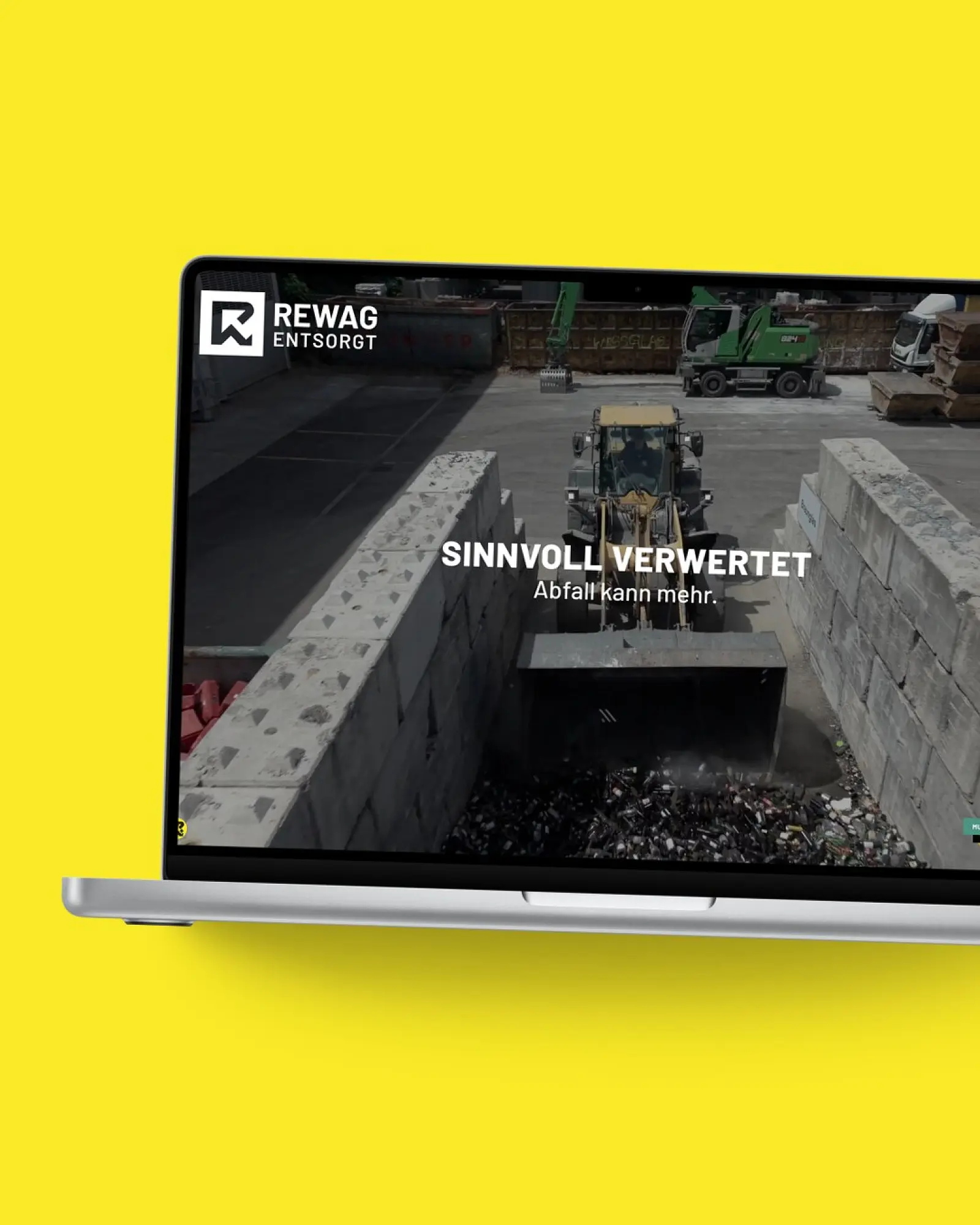 Startseite von REWAG AG auf einem MacBook, vor einer Fläche in der Kundenfarbe
