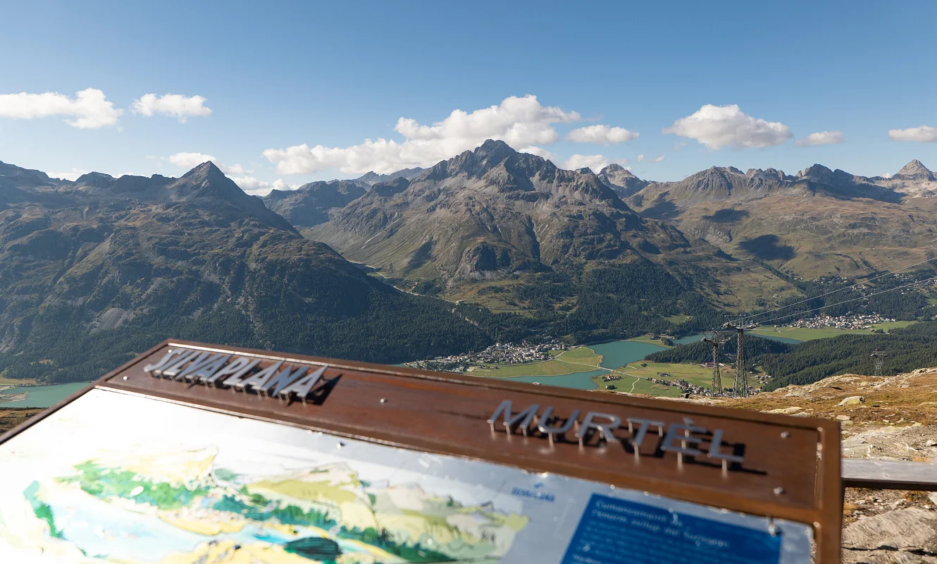 Panoramatafel Murtèl aus Cortenstahl mit illustrierter Karte, dahinter das Engadiner Bergpanorama