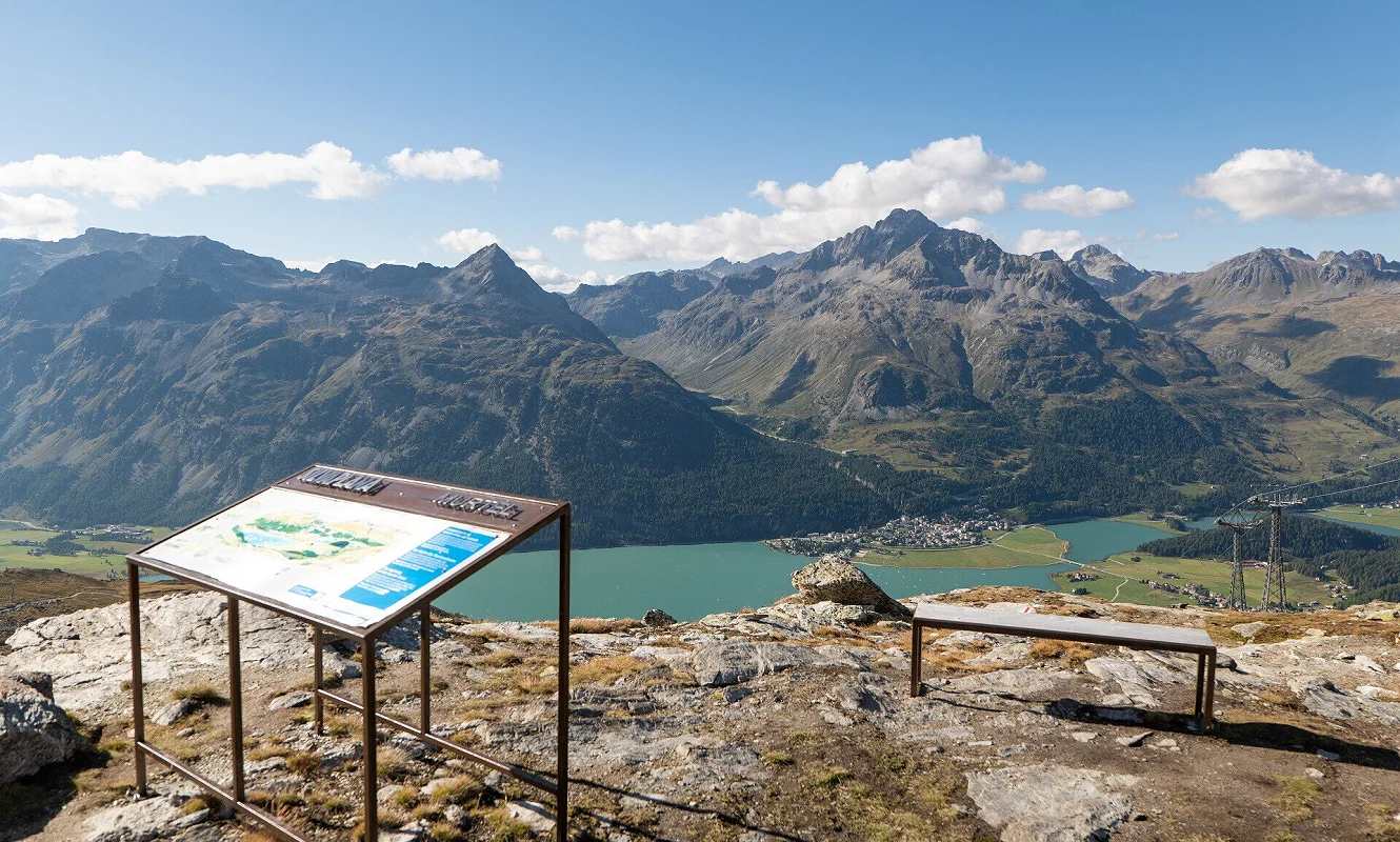 Freistehende Panoramatafel auf dem Felsplateau mit Blick über die Oberengadiner Seen