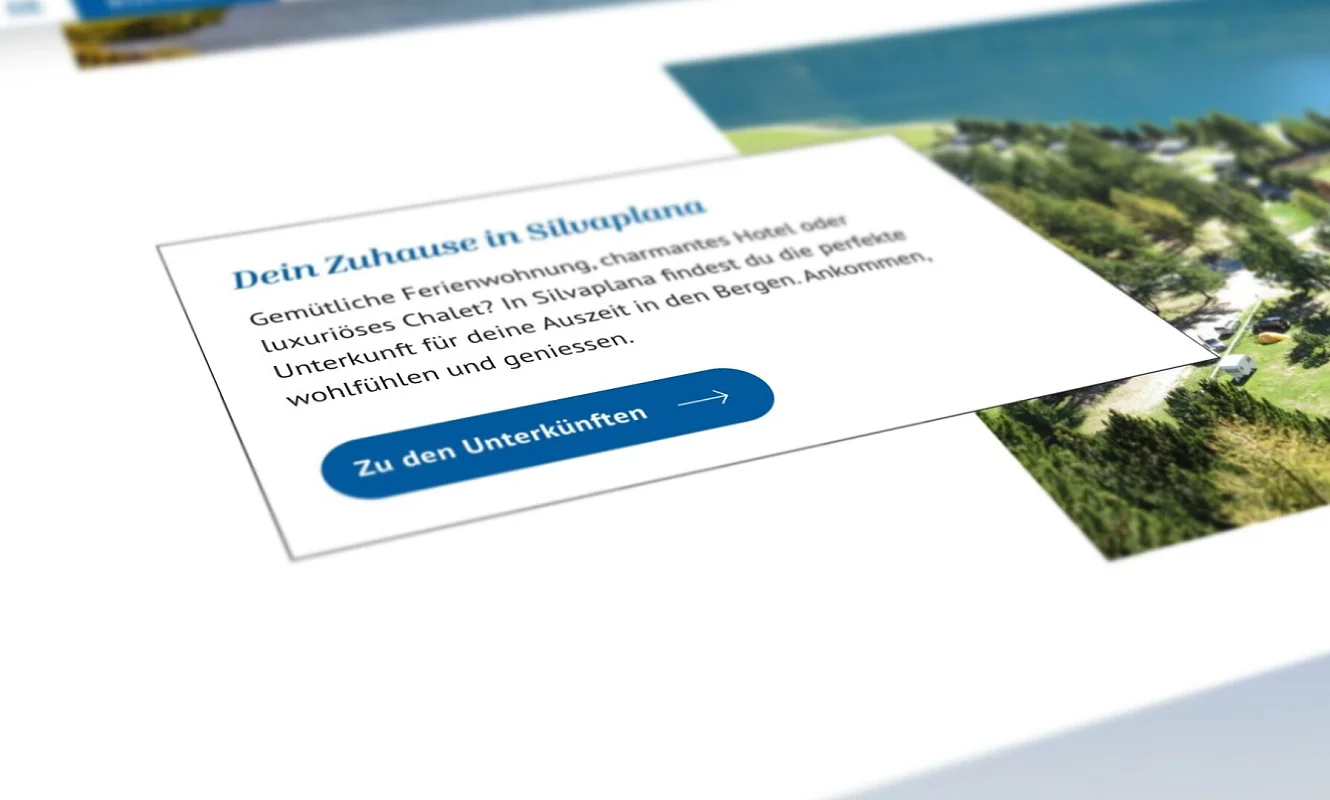 Website Silvaplana, Campingplatz am See von oben, daneben der Teaser «Dein Zuhause in Silvaplana» mit Knopf zu den Unterkünften