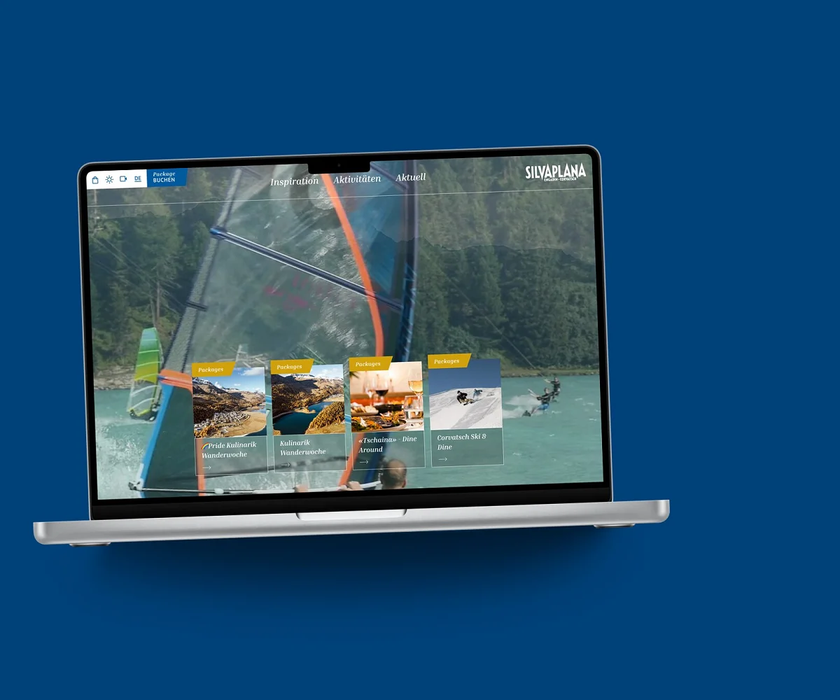 Startseite von Silvaplana Tourismus auf einem MacBook, vor einer Fläche in der Kundenfarbe