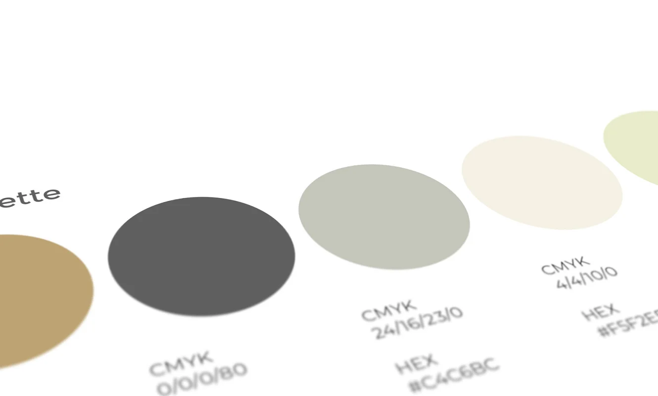 Angeschrägte Ansicht der SONUVO-Guidelines: die Farbpalette in Gold, Grau, Salbei, Creme und Hellgrün mit CMYK- und Hex-Werten