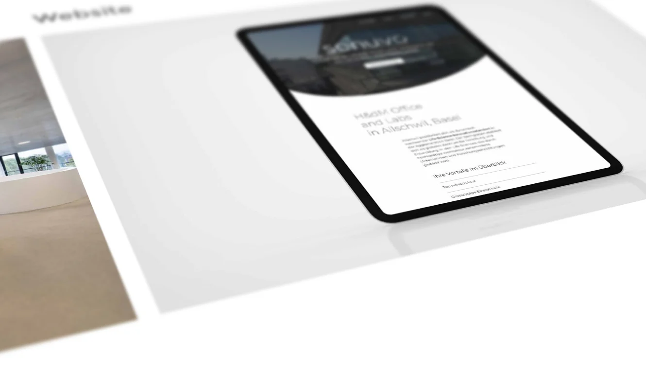 Angeschrägte Ansicht der SONUVO-Guidelines: die Website auf dem Tablet neben der Bildwelt