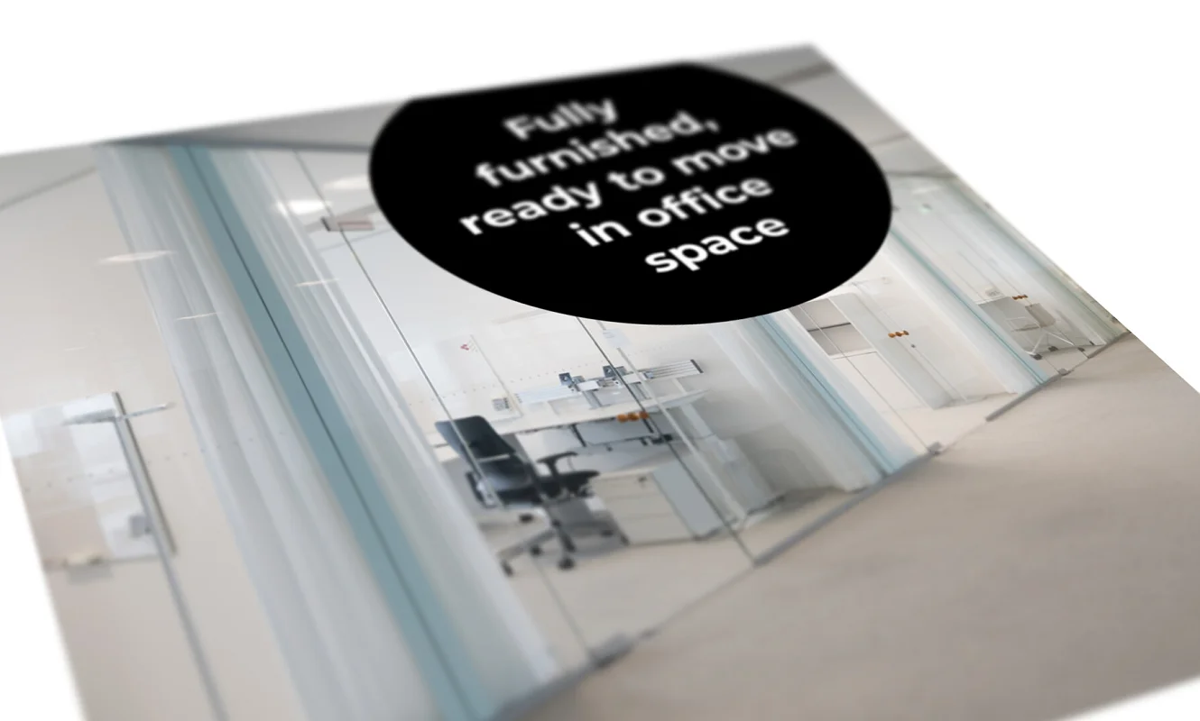 Angeschrägte Ansicht der Kampagnenkarte «Fully furnished, ready to move in office space» mit Büroraum hinter Glaswand
