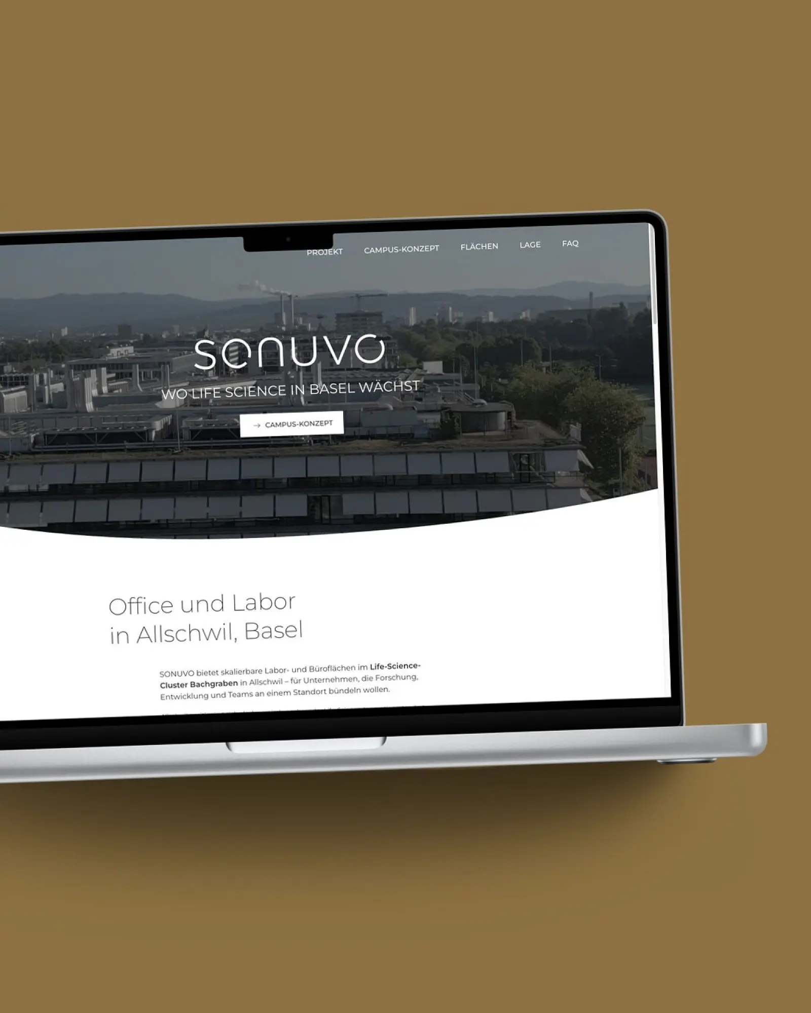 Startseite von SONUVO auf einem MacBook, vor einer Fläche in der Kundenfarbe
