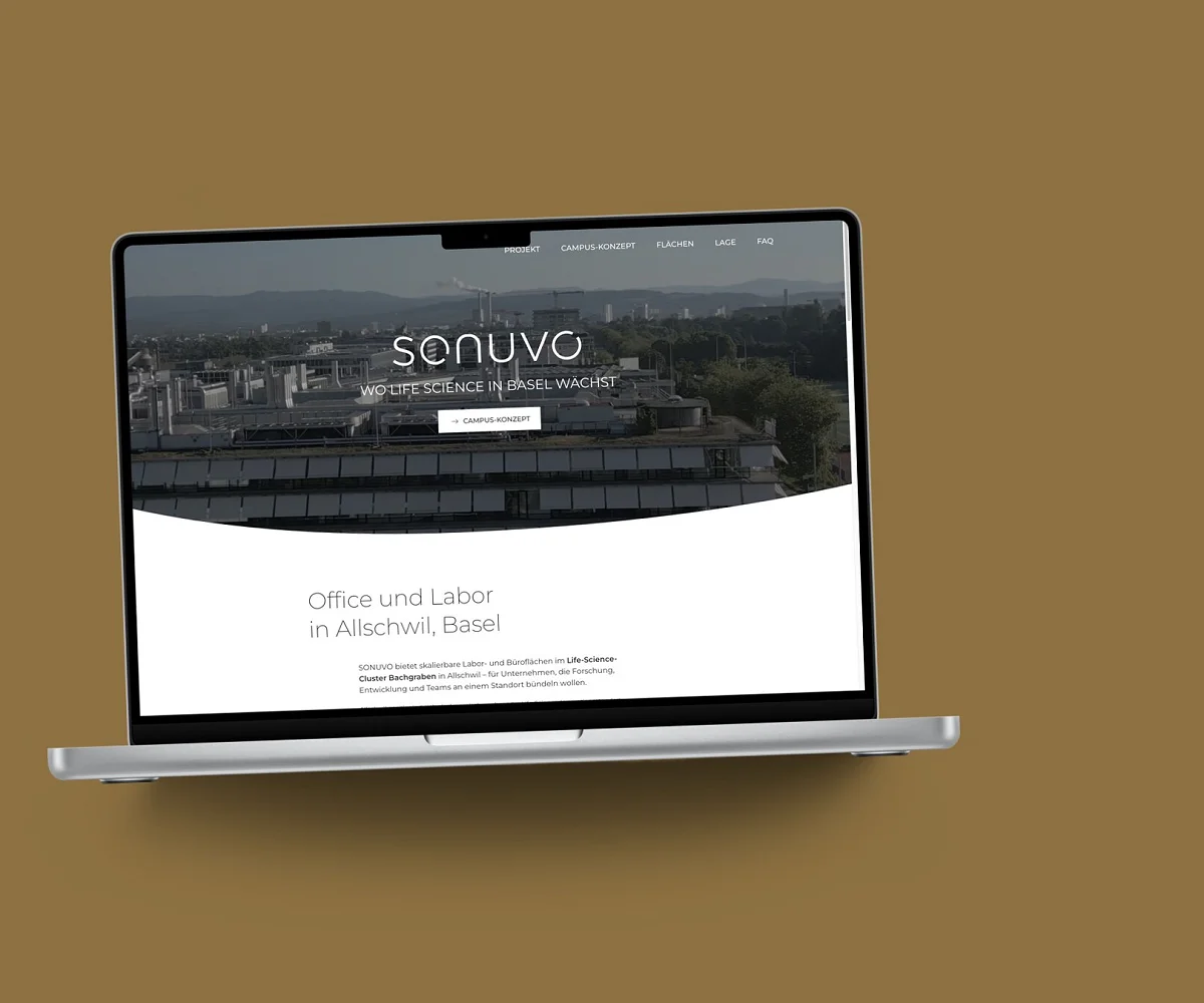 Startseite von SONUVO auf einem MacBook, vor einer Fläche in der Kundenfarbe