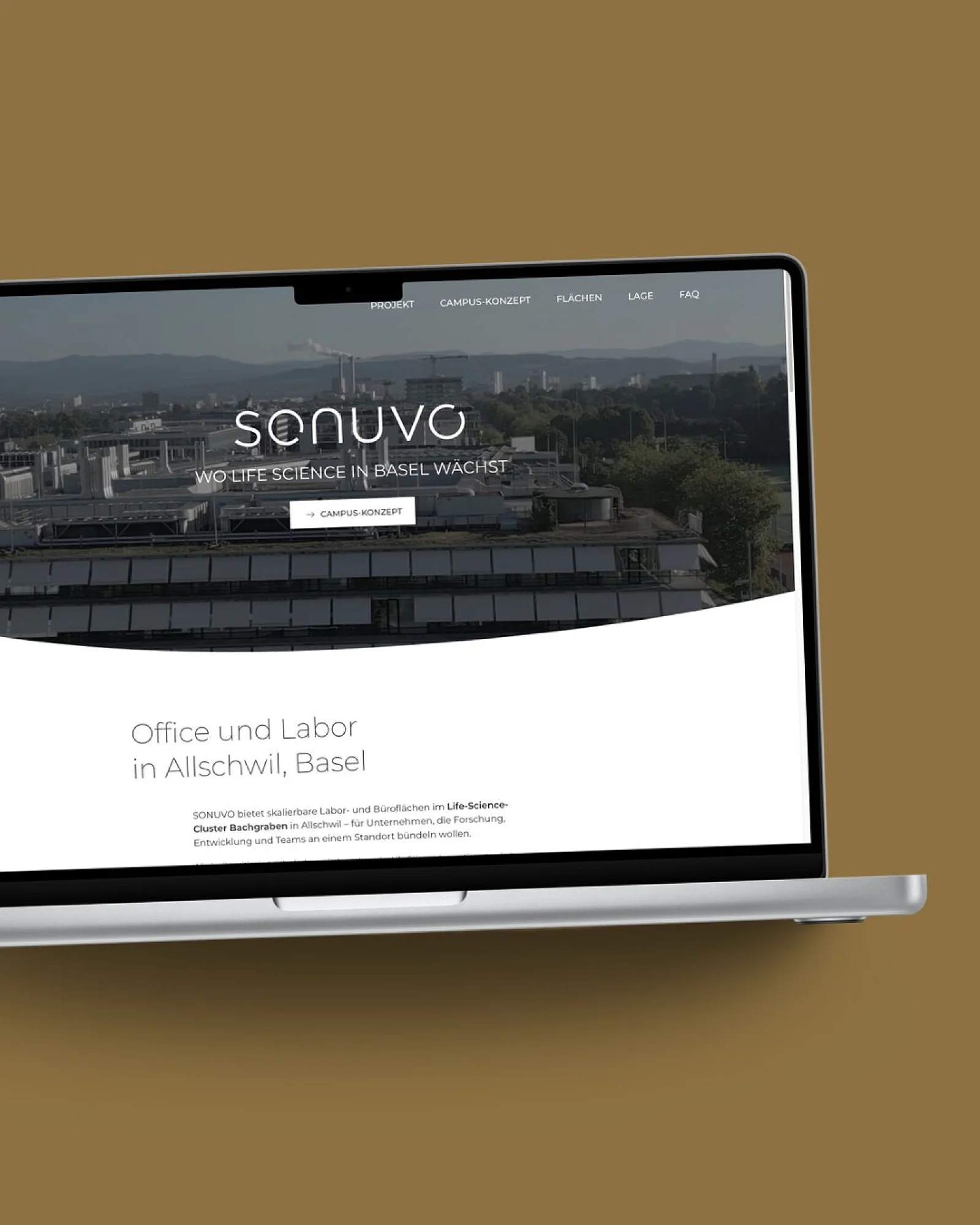 Startseite von SONUVO auf einem MacBook, vor einer Fläche in der Kundenfarbe