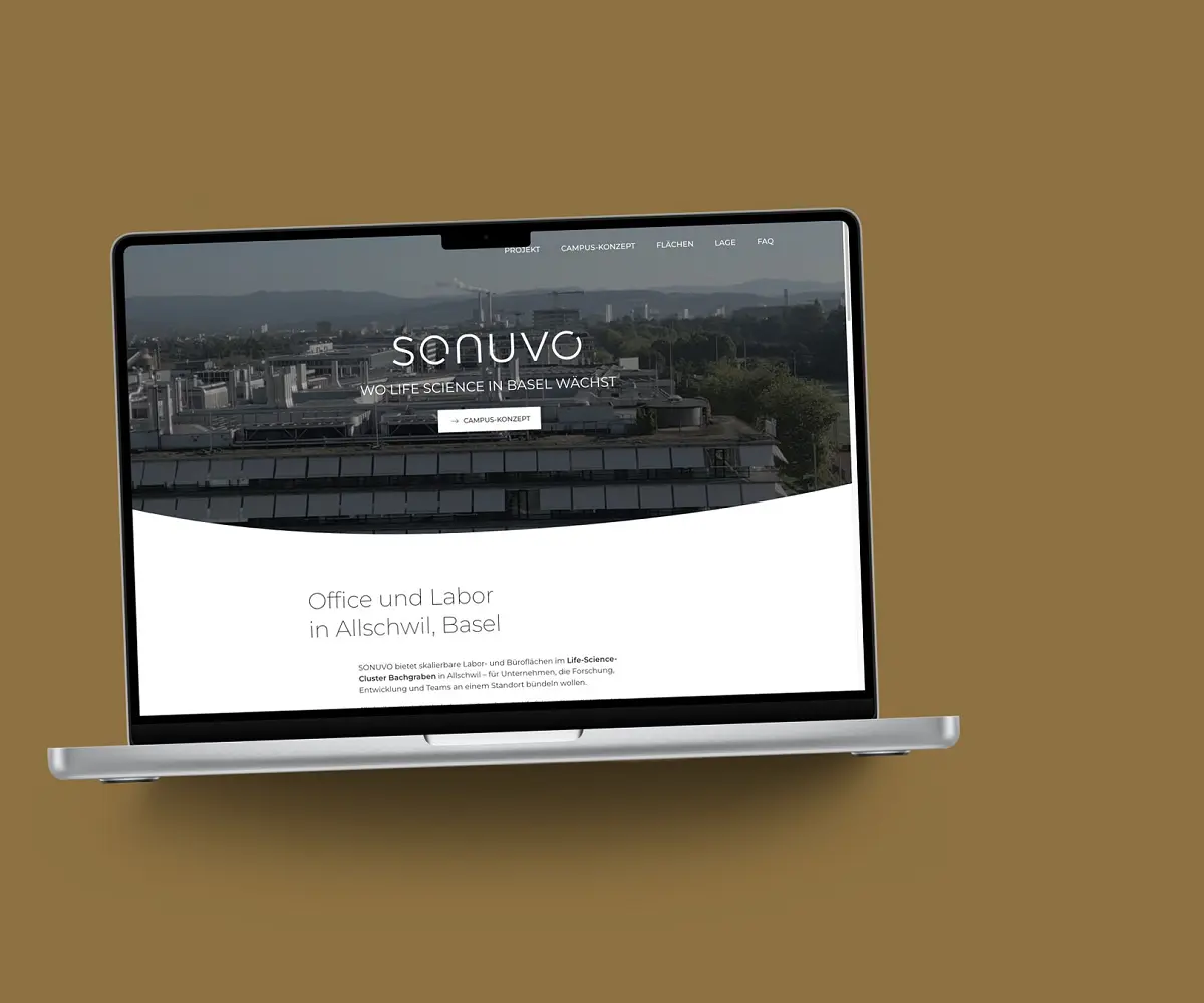 Startseite von SONUVO auf einem MacBook, vor einer Fläche in der Kundenfarbe