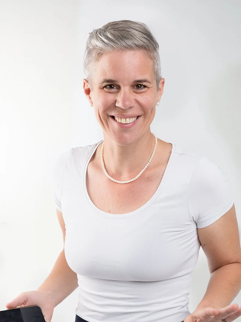 anita_portrait_v2.jpg